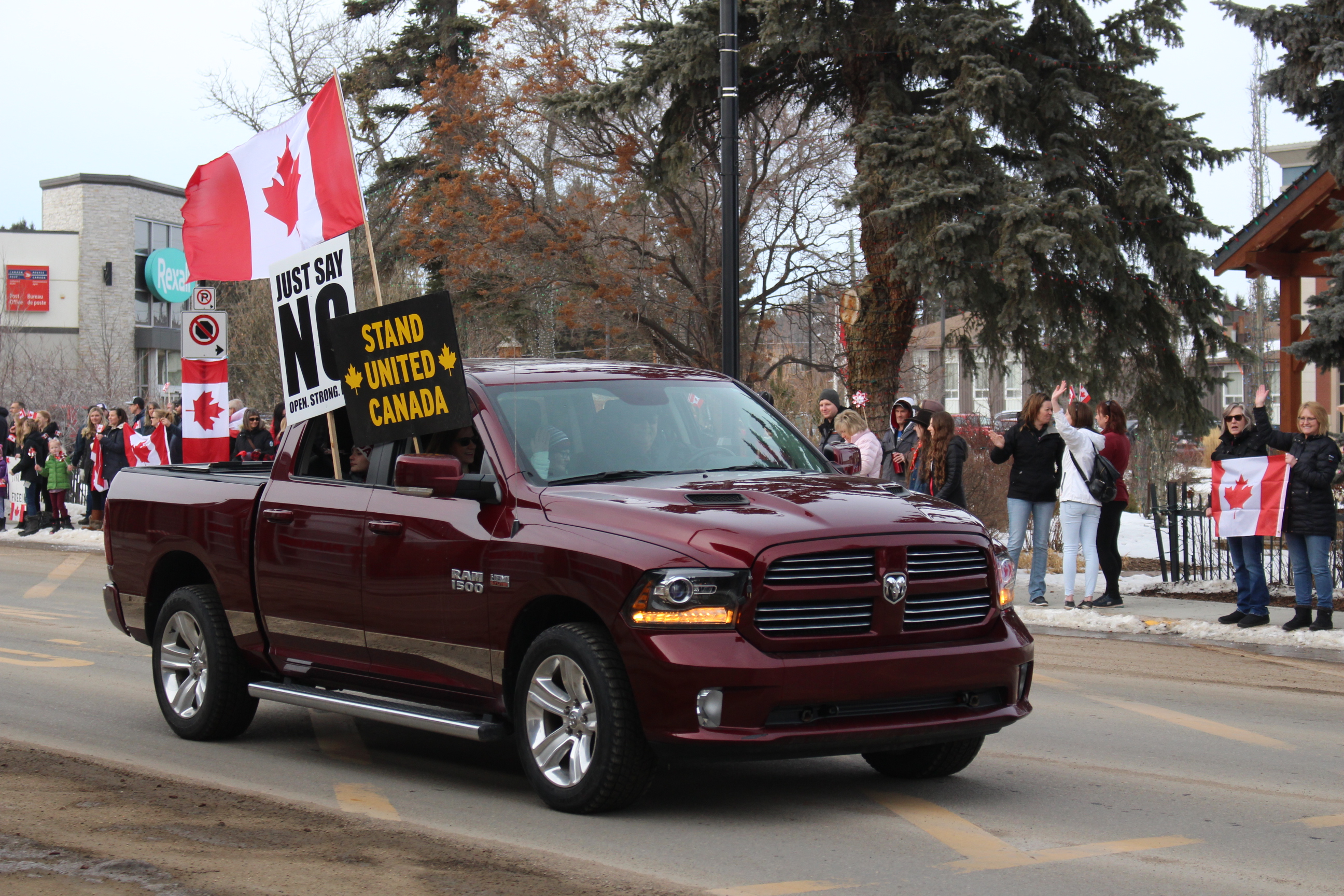 Crowd rallies together in support of trucker convoy in Lacombe ...