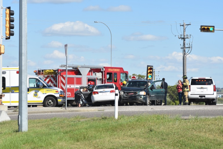 Car accident on highway in Strathmore Local news