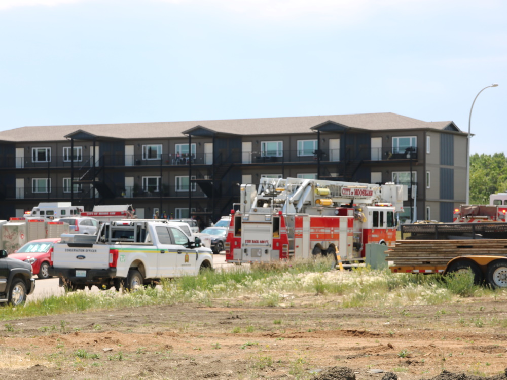 Emergency crews respond to lunchtime fire at Maplewood Drive apartment