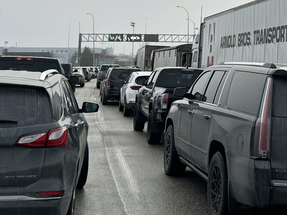 Travellers experiencing long delays at U.S. border