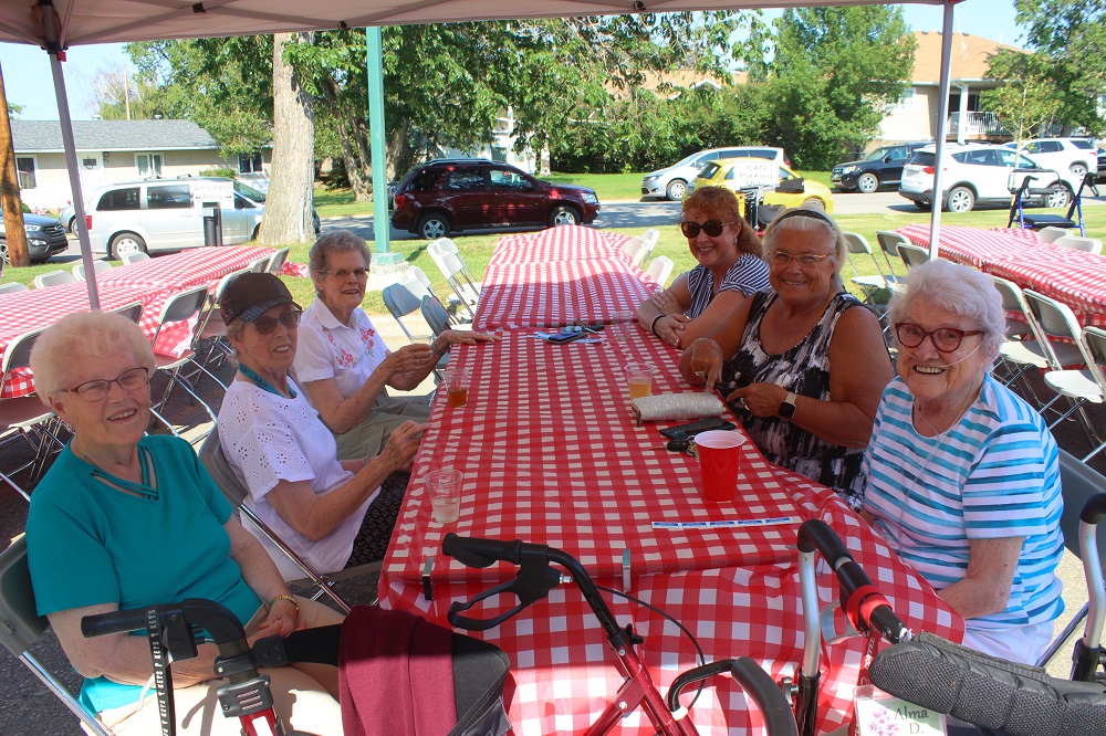 Wheatland Lodge hosts BBQ as residents brave the heat - StrathmoreNow ...