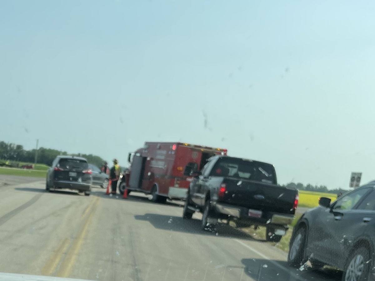 Minor injuries reported in Wednesday afternoon crash west of Altona