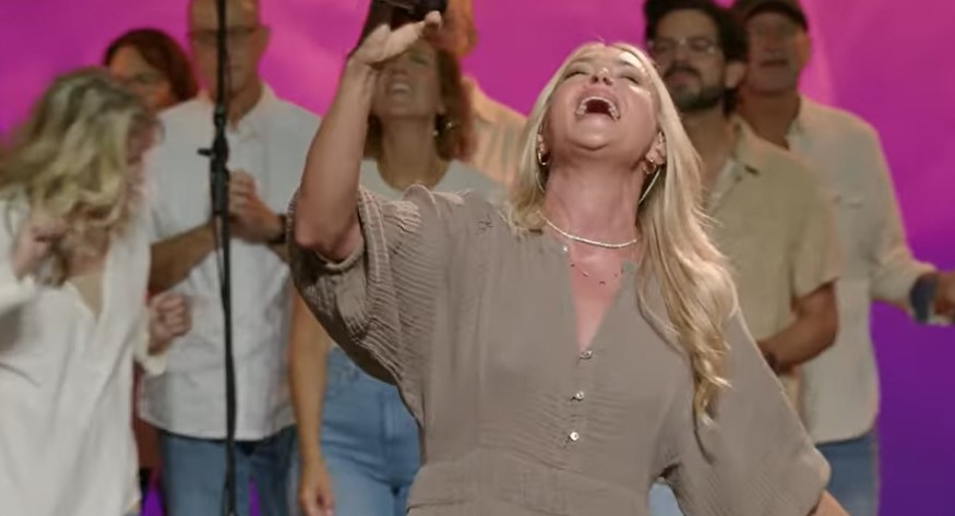 Carrie Underwood surprises Tennessee congregation with special worship performance - CHVNRadio: Southern Manitoba's hub for local and Christian news, and adult contemporary Christian programming.
