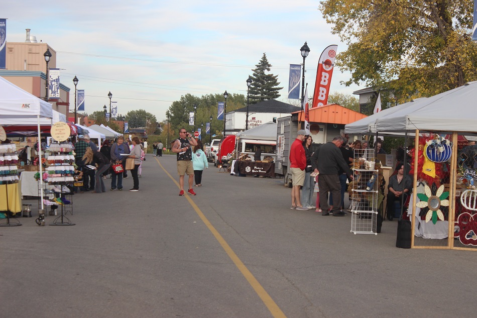 Downtown Strathmore lights up for evening market - StrathmoreNow.com ...