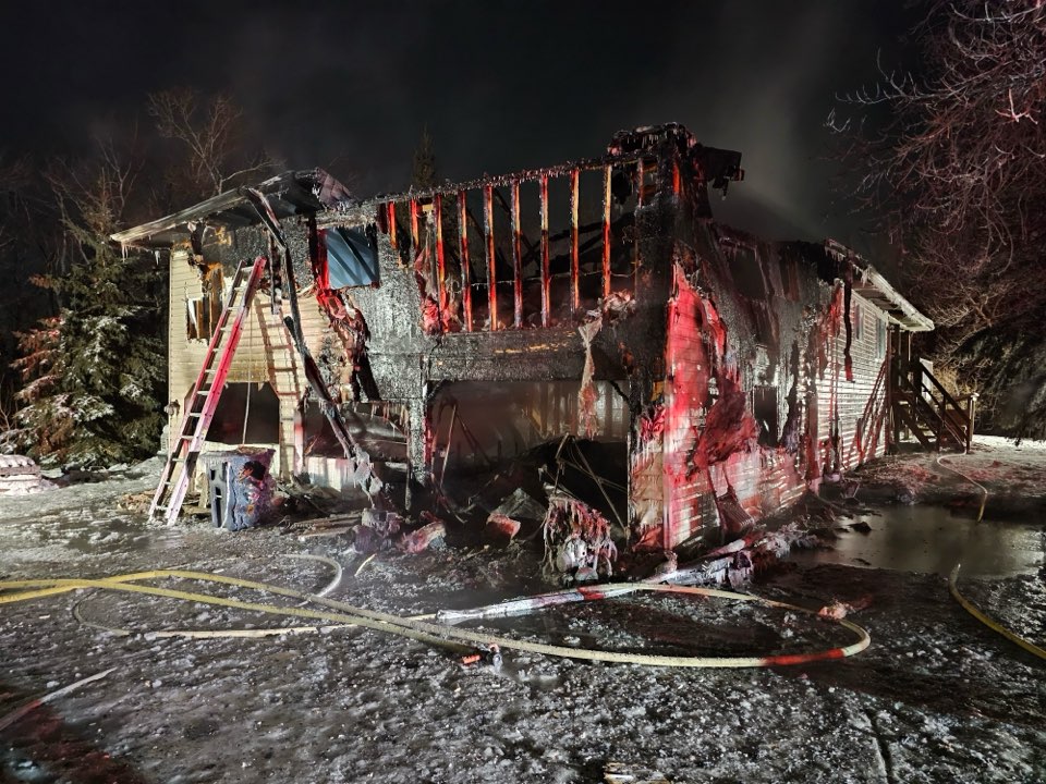 Taché crews battle fire and elements in late night blaze ...