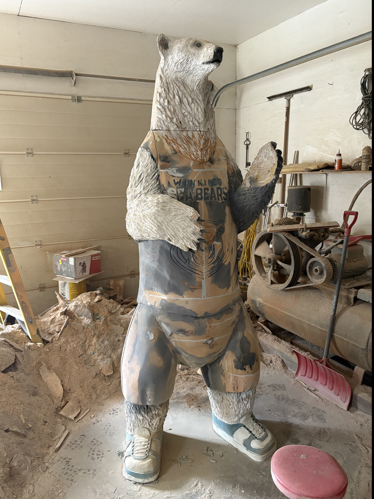 Kornelius the Karver creates polar bear memorial for Winnipeg Sea