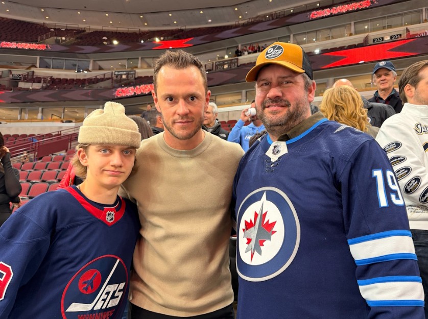 Steinbach resident attends emotional Jonathan Toews return in Chicago - CHVNRadio : Southern Manitoba hub for local and Christian news , and adult contemporary Christian programming . 