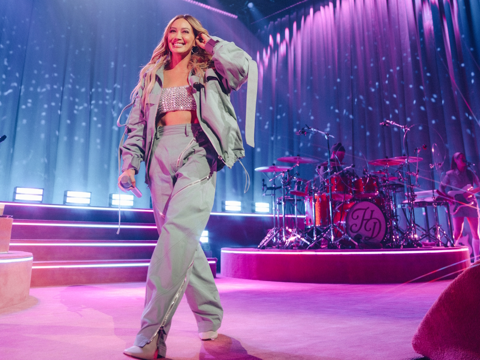 From Si Cover To Center Stage: Hilary Duff Launches New Tour