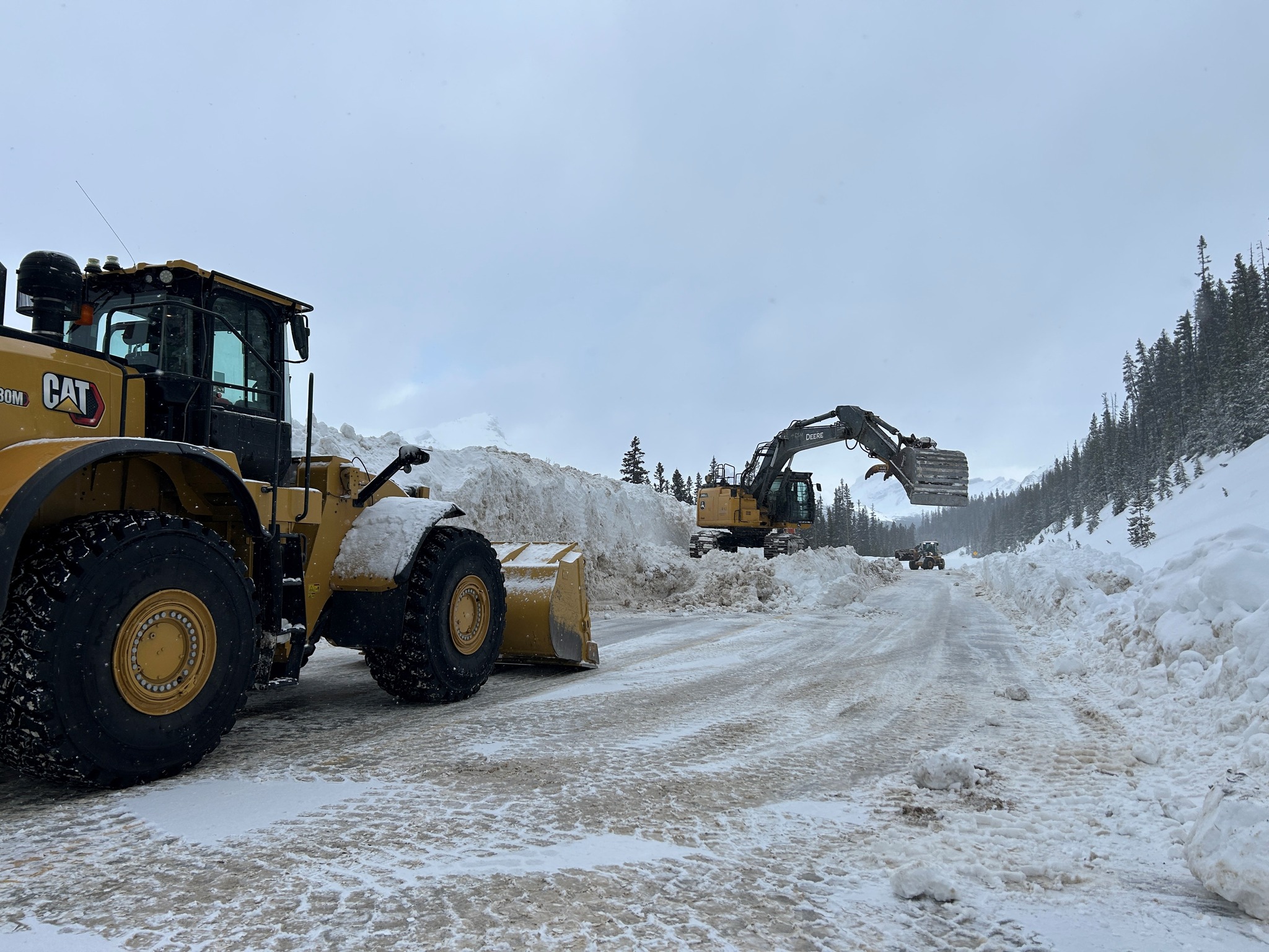 Icefields Parkway reopened to motorists following avalanche