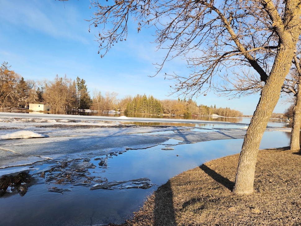 Interlake rivers overflow as Manitoba flood risk rises