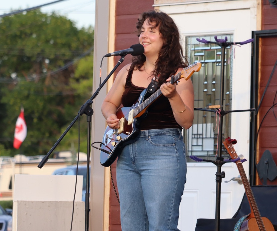 Hendrika opens Manitou Beach Busking Festival with fearless performance that defies genres
